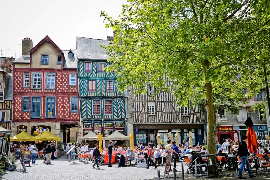 Colivers partageant un moment convivial dans le salon