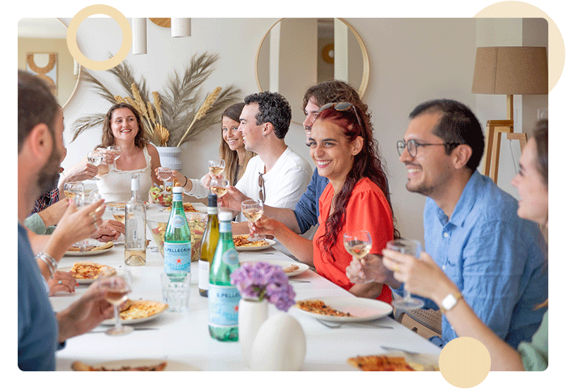 Colivers partageant un moment convivial dans le salon